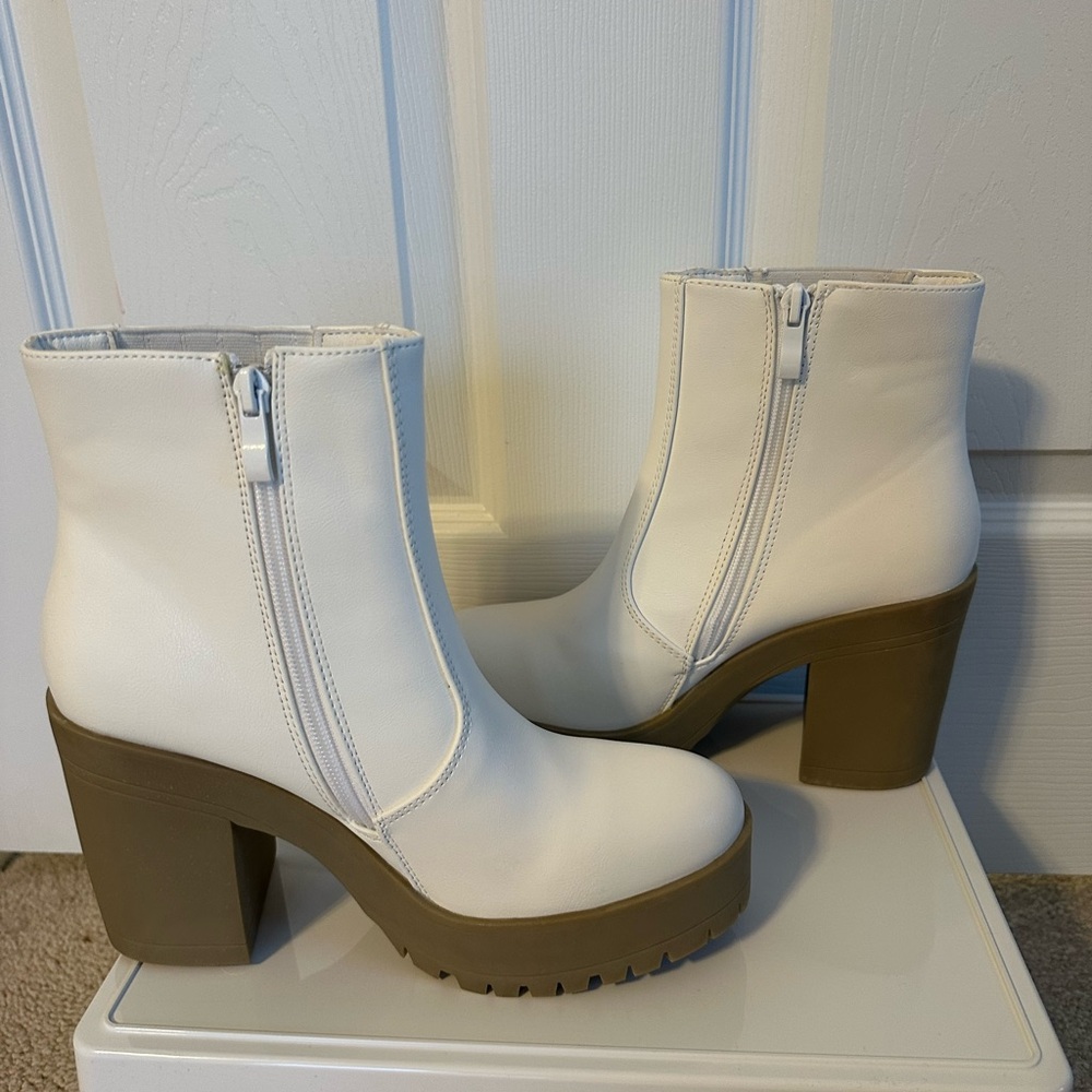 Journee Riplee White Platform Booties - Picture 3 of 6